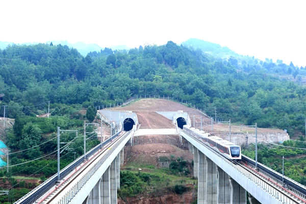 俯瞰龙泉山隧道洞口