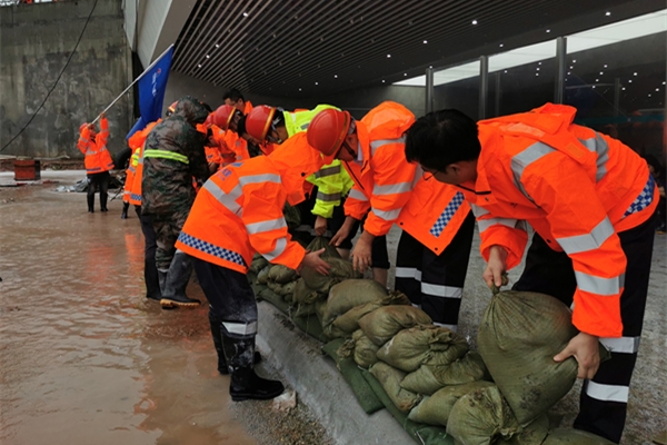 直击成都地铁防洪抢险第一线